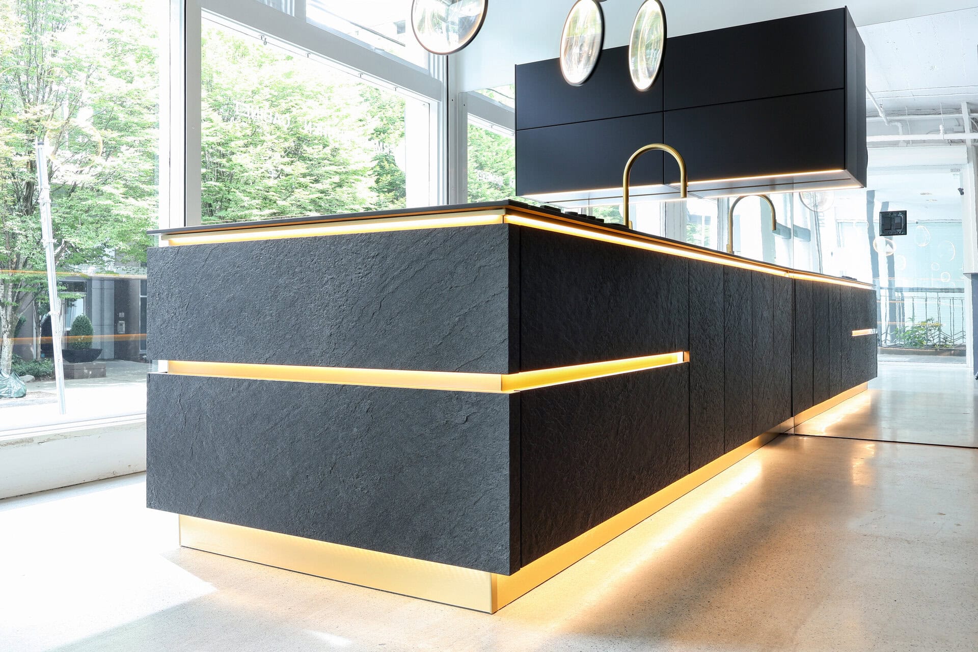 Bauformat kitchen display — real slate, matt black island