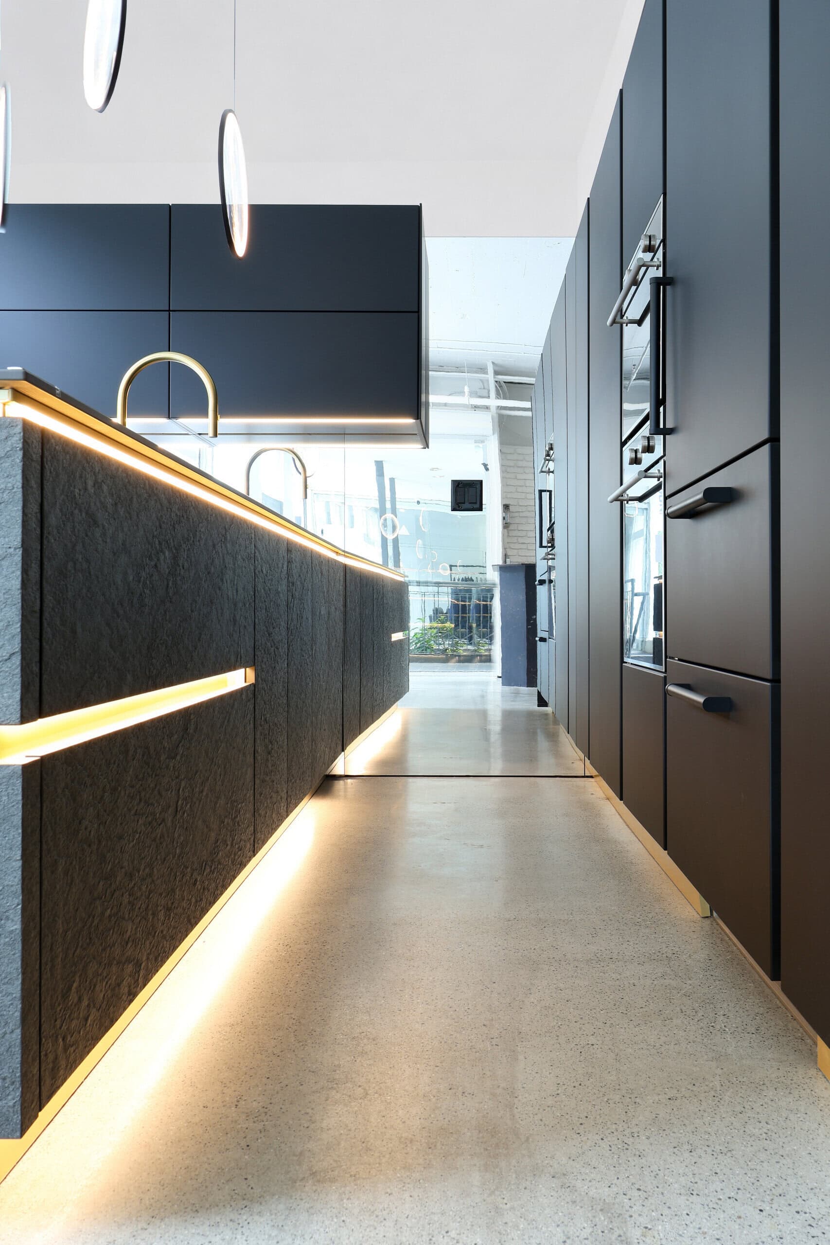 Bauformat kitchen display — matt black, real-slate texture